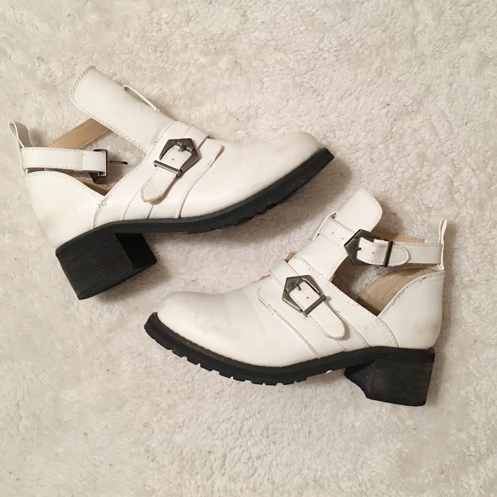 ⭐️💫 VINTAGE WHITE BOOTIES 💫⭐️